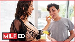 Милфед - Непослушная Бомба Алексис Фокс Дразнит Парня Из Бассейна, Чтобы Он Трахнул Ее, Когда Ее Мужа Нет В Доме порно